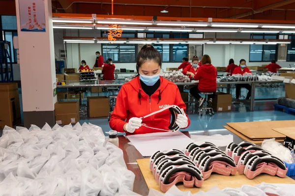 Sports eyewear product assembly